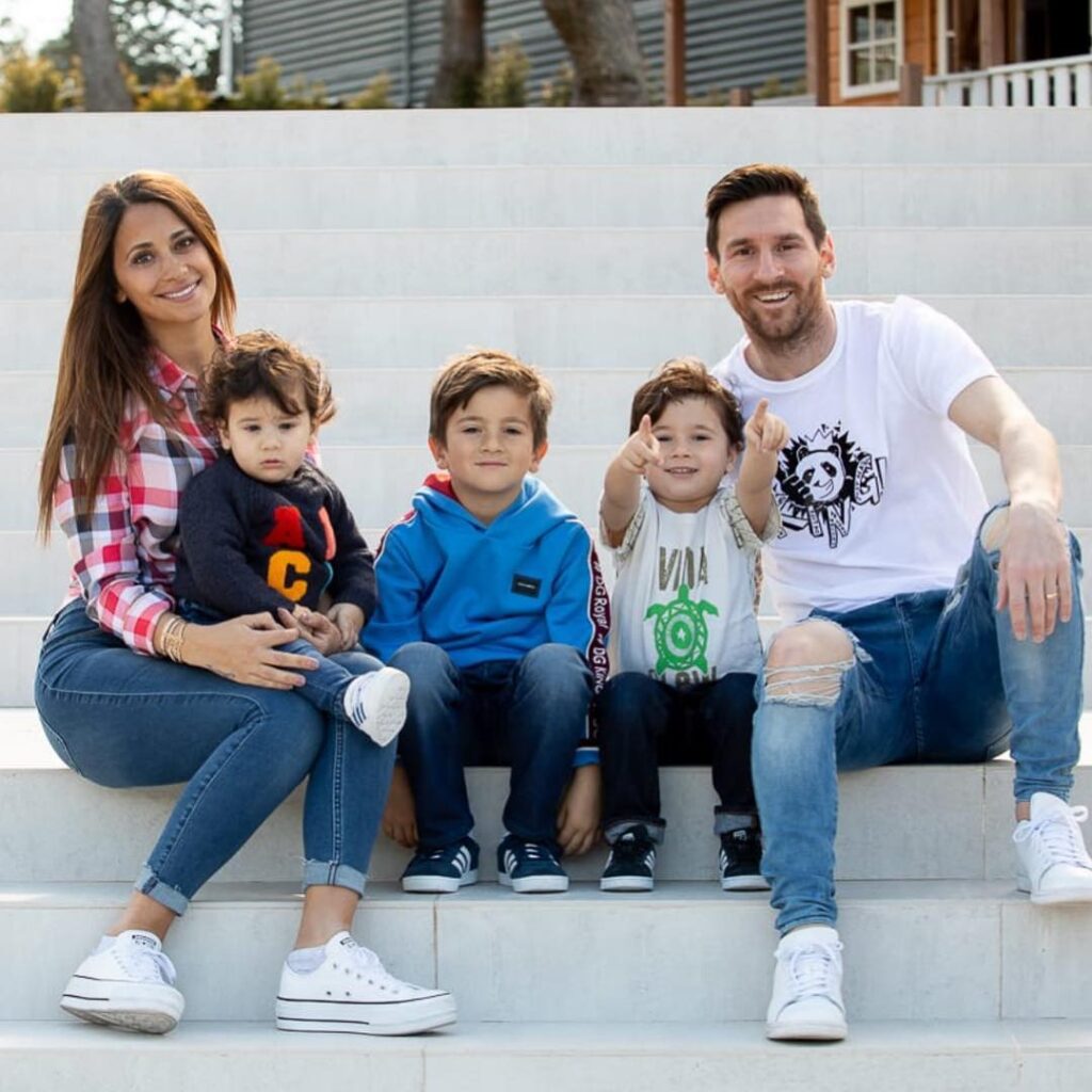 messi photo with family 4