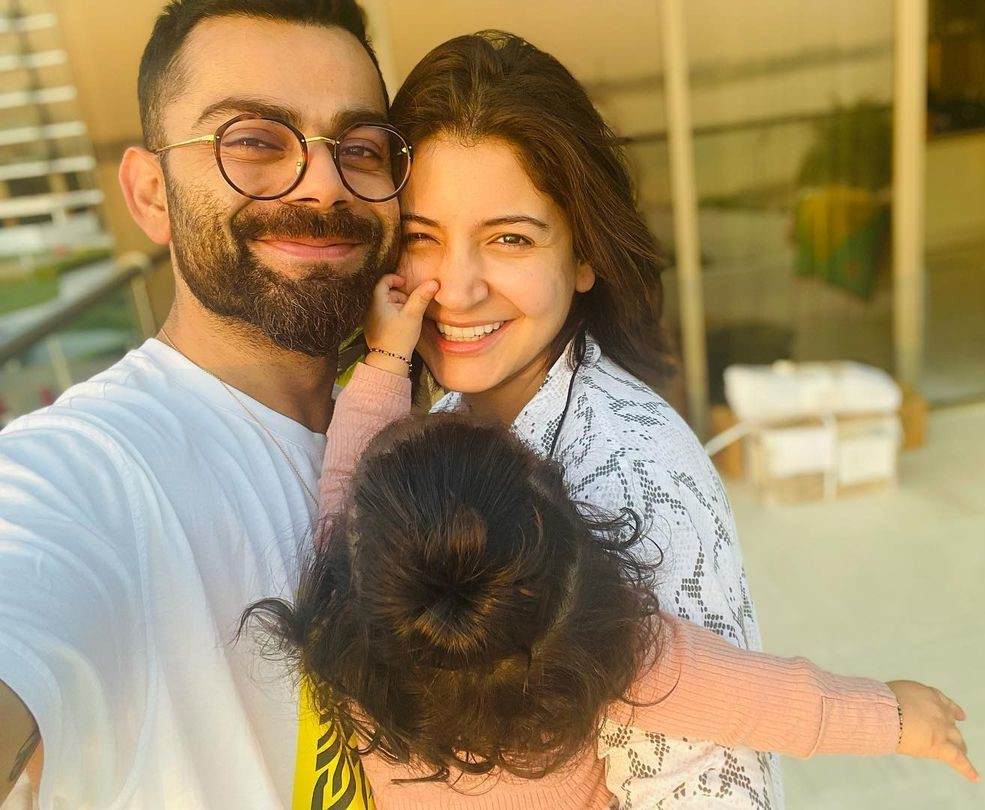 virat kohli image with family