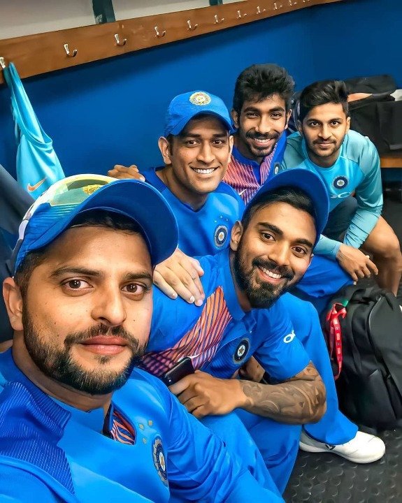 MS Dhoni with team